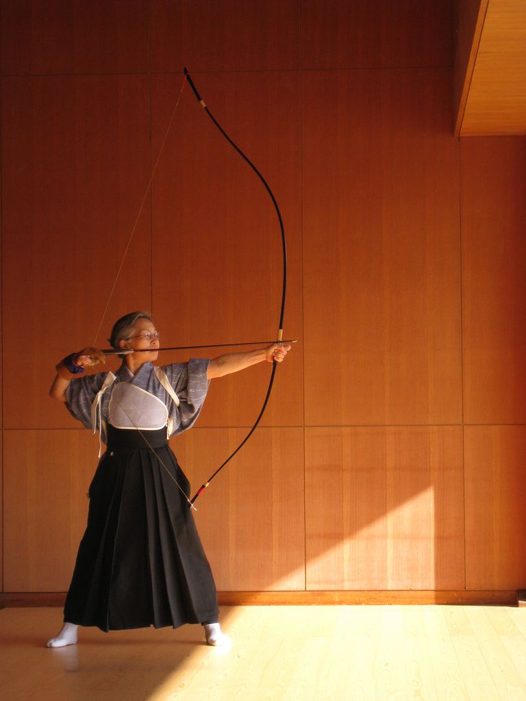 Dụng cụ, trang phục của bộ môn Kyudo. (Ảnh từ Internet)