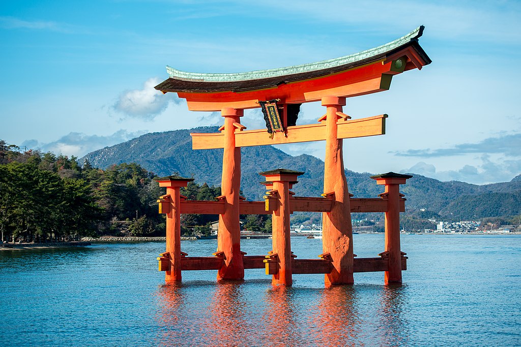 Cổng torii dẫn vào đền thờ Thần đạo và là biểu tượng của Thần đạo Nhật Bản. (Ảnh từ Internet)