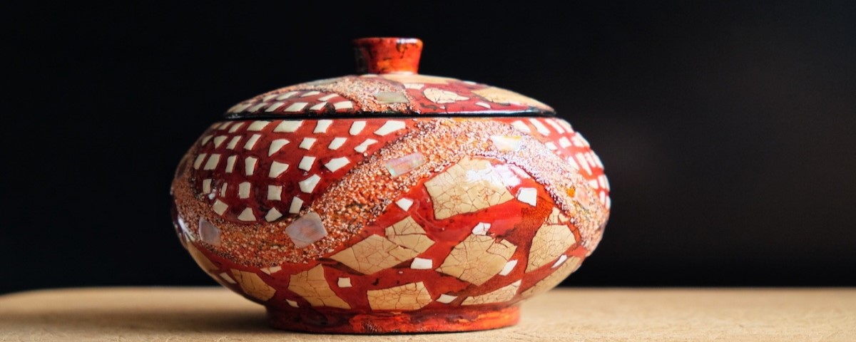 Chiếc hũ sơn mài với hoạ tiết trang trí độc đáo.