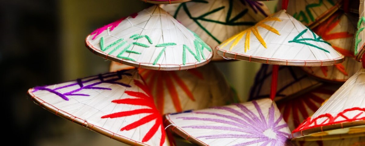 Nón lá Việt Nam phiên bản mini làm quà lưu niệm.