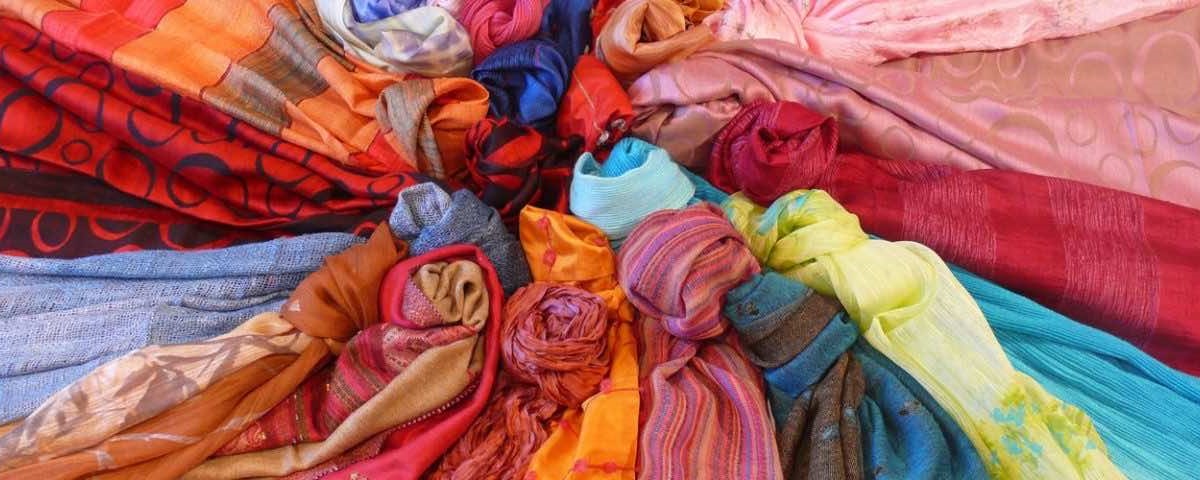 Các mẫu khăn lụa, khăn thổ cẩm với màu sắc, hoa văn bắt mắt.