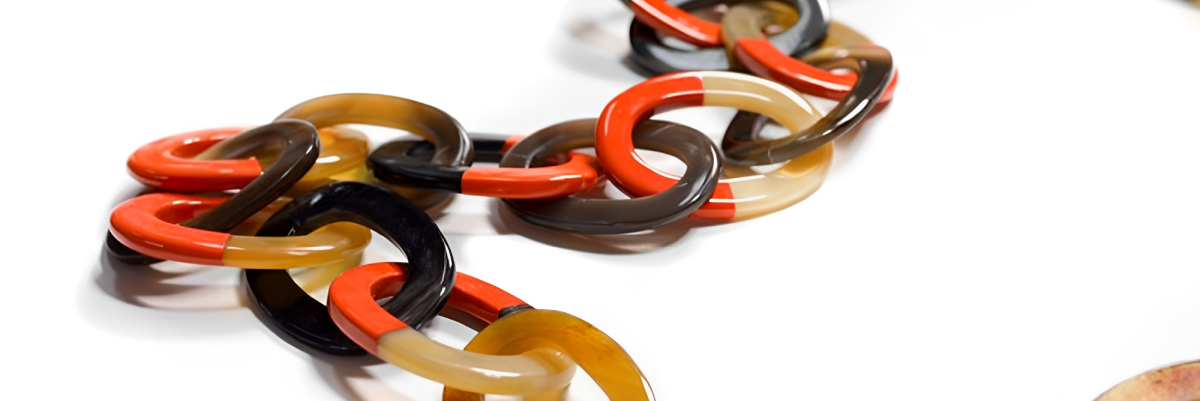 Trang sức làm bằng sừng.