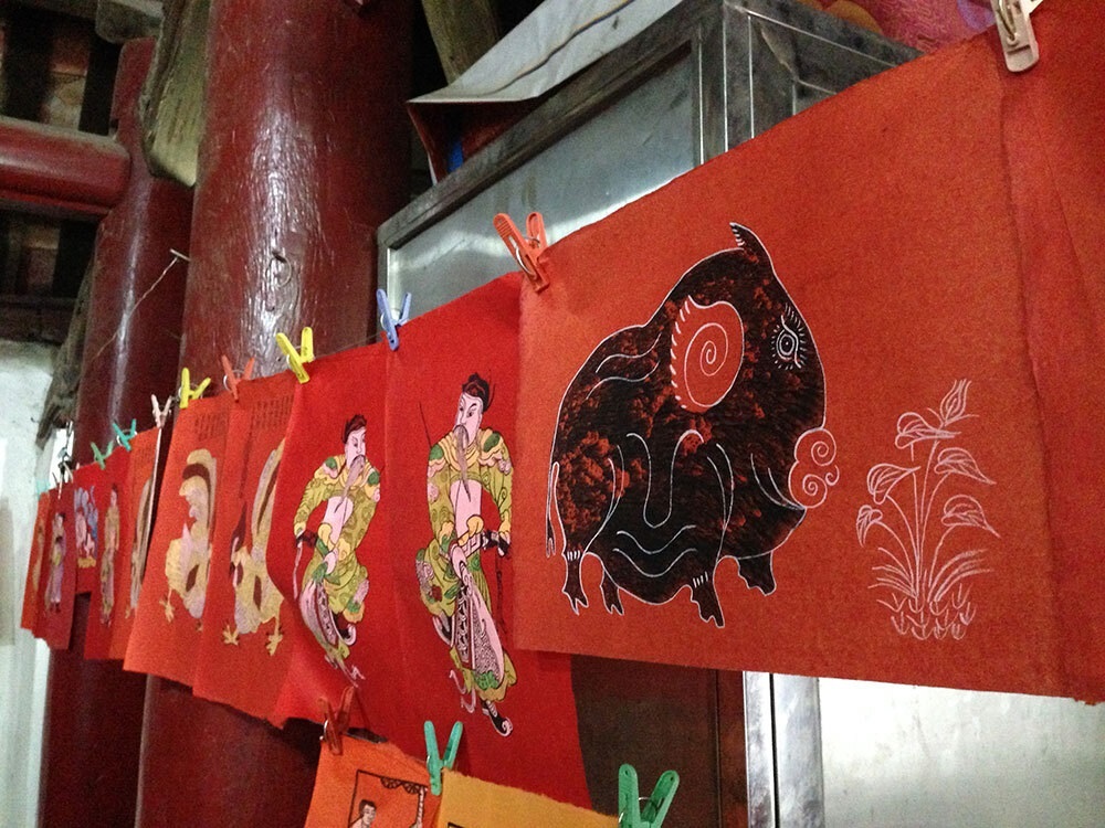Tranh Kim Hoàng được in trên giấy có sắc đỏ nên còn được gọi là tranh đỏ. (Ảnh từ Internet)