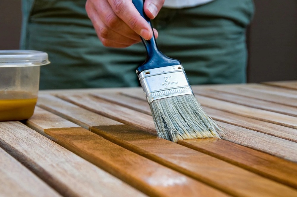 Bề mặt gỗ sau khi được quết dầu bảo quản sẽ bóng đẹp, bền bỉ hơn. (Ảnh từ Internet)