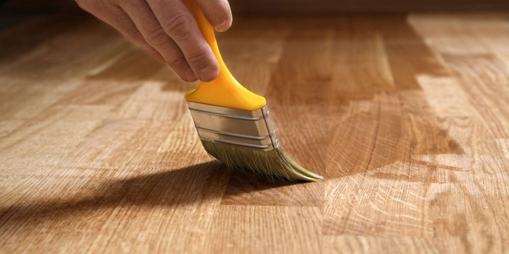 Thao tác quét dầu lên gỗ phải được thực hiện đều tay, dầu thừa sau đó cần được lau sạch. (Ảnh từ Internet)