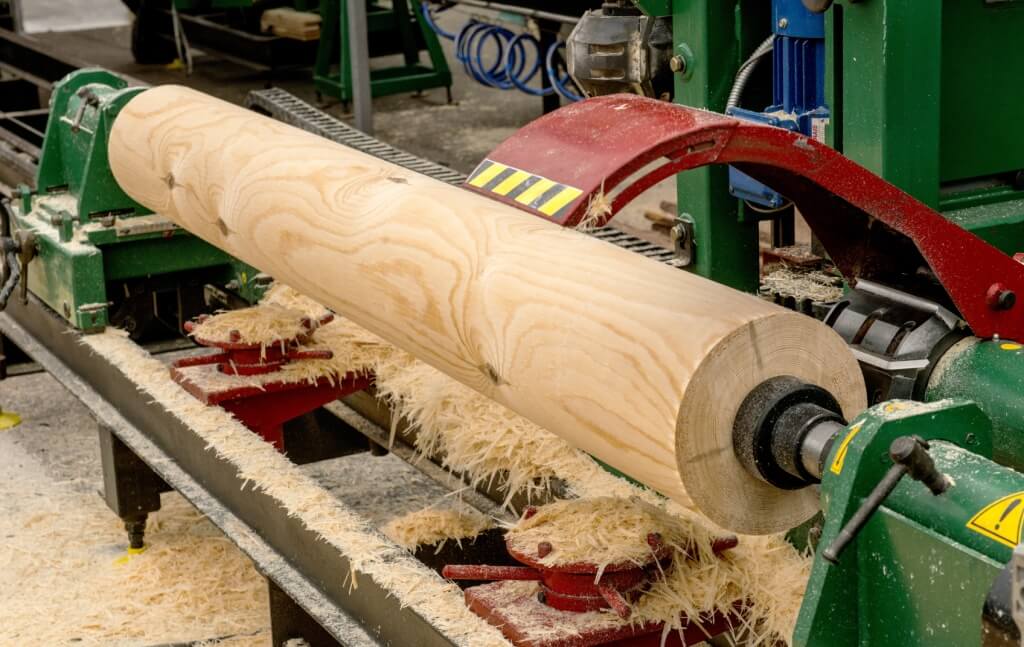Lạng veneer theo kiểu bóc tròn. (Ảnh từ Internet)Lạng veneer theo kiểu bóc tròn. (Ảnh từ Internet)