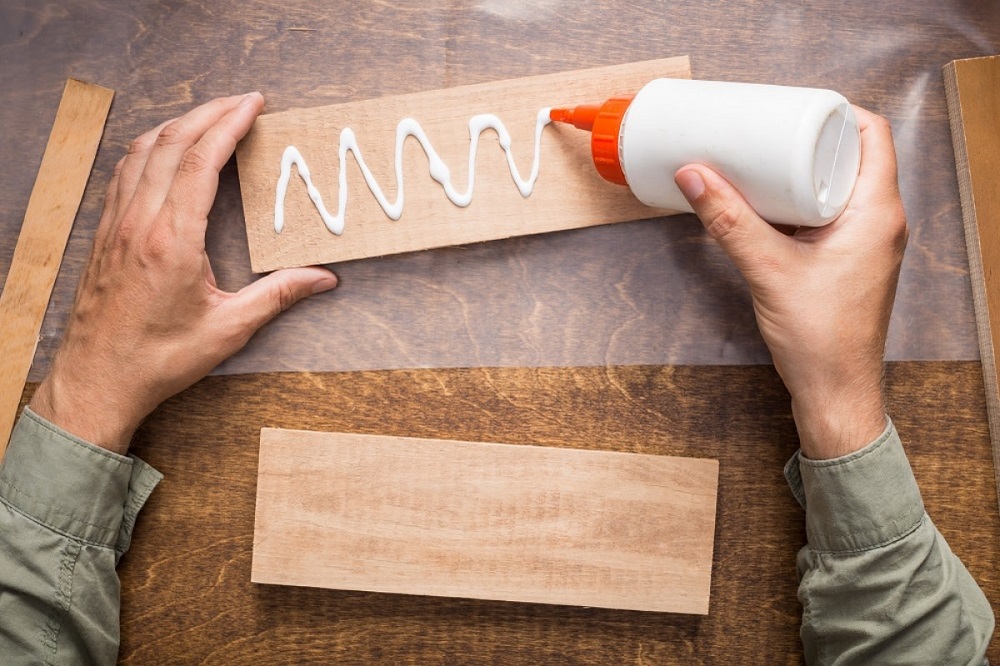 Keo dán gỗ được sử dụng rộng rãi để liên kết gỗ với gỗ hoặc liên kết gỗ với các vật liệu khác. (Ảnh từ Internet)