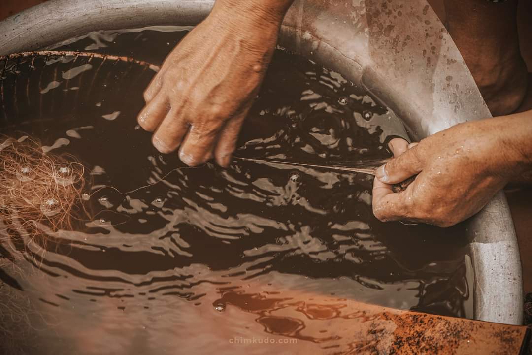 Việc xử lí sợi tơ rất vất vả. (Ảnh từ Internert)