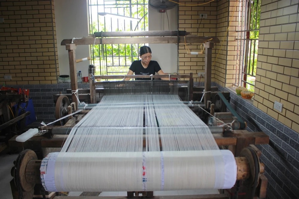 Sợi đũi được dệt thành vải trên khung cửi. (Ảnh từ Internet)