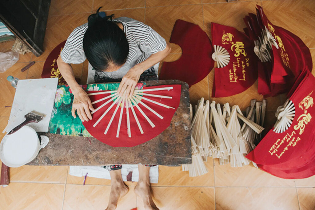 Nghề làm quạt ở Chàng Sơn tuy có gặp thách thức nhưng vẫn tìm được chỗ đứng riêng. (Ảnh từ Internet)