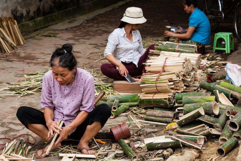 Người Chàng Sơn sơ chế tre để làm nan quạt. (Ảnh từ Internet)