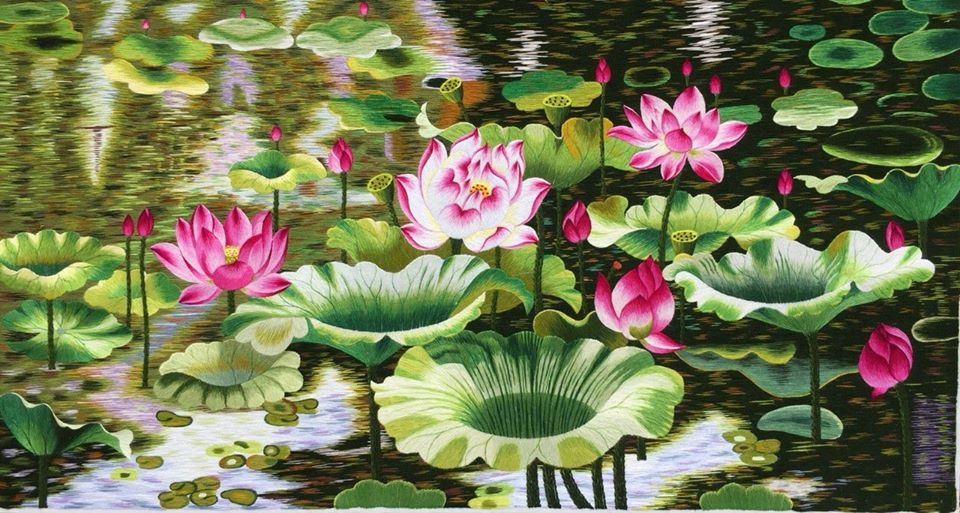 Tranh thêu Quất Động nổi bật với màu sắc hài hoà, hình khối sắc nét, đường thêu mềm mại. (Ảnh từ Internet)