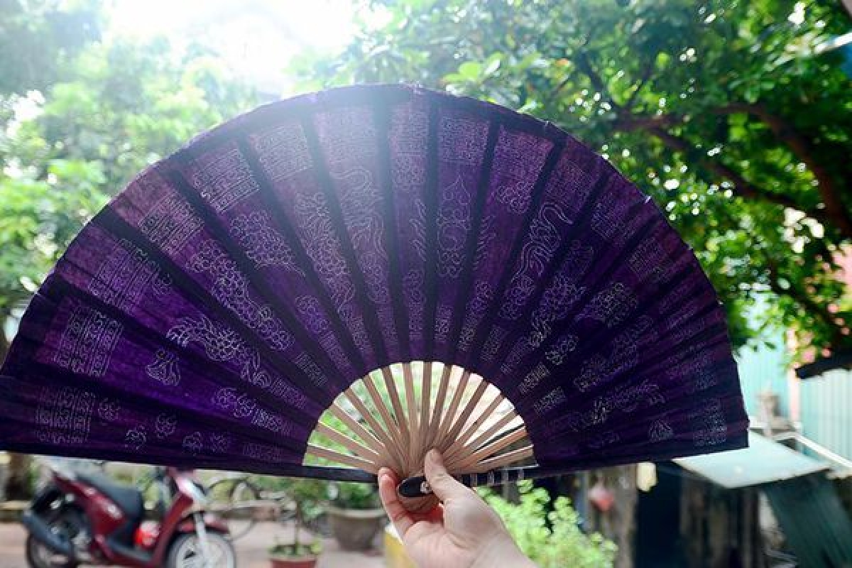 Quạt sừng giấy dó châm kim nức tiếng gần xa của làng Vác. (Ảnh từ Internet)