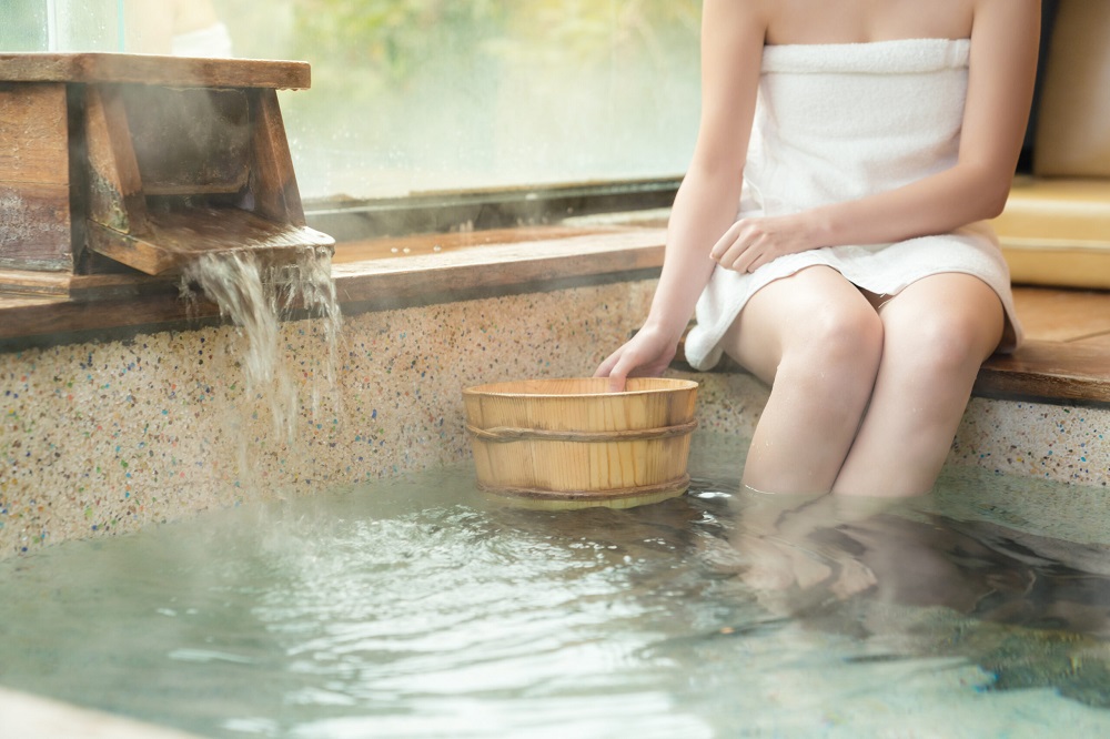 Nên để chân làm quen với nhiệt độ nước trước khi ngâm cả người trong khu vực tắm onsen. (Ảnh từ Internet)