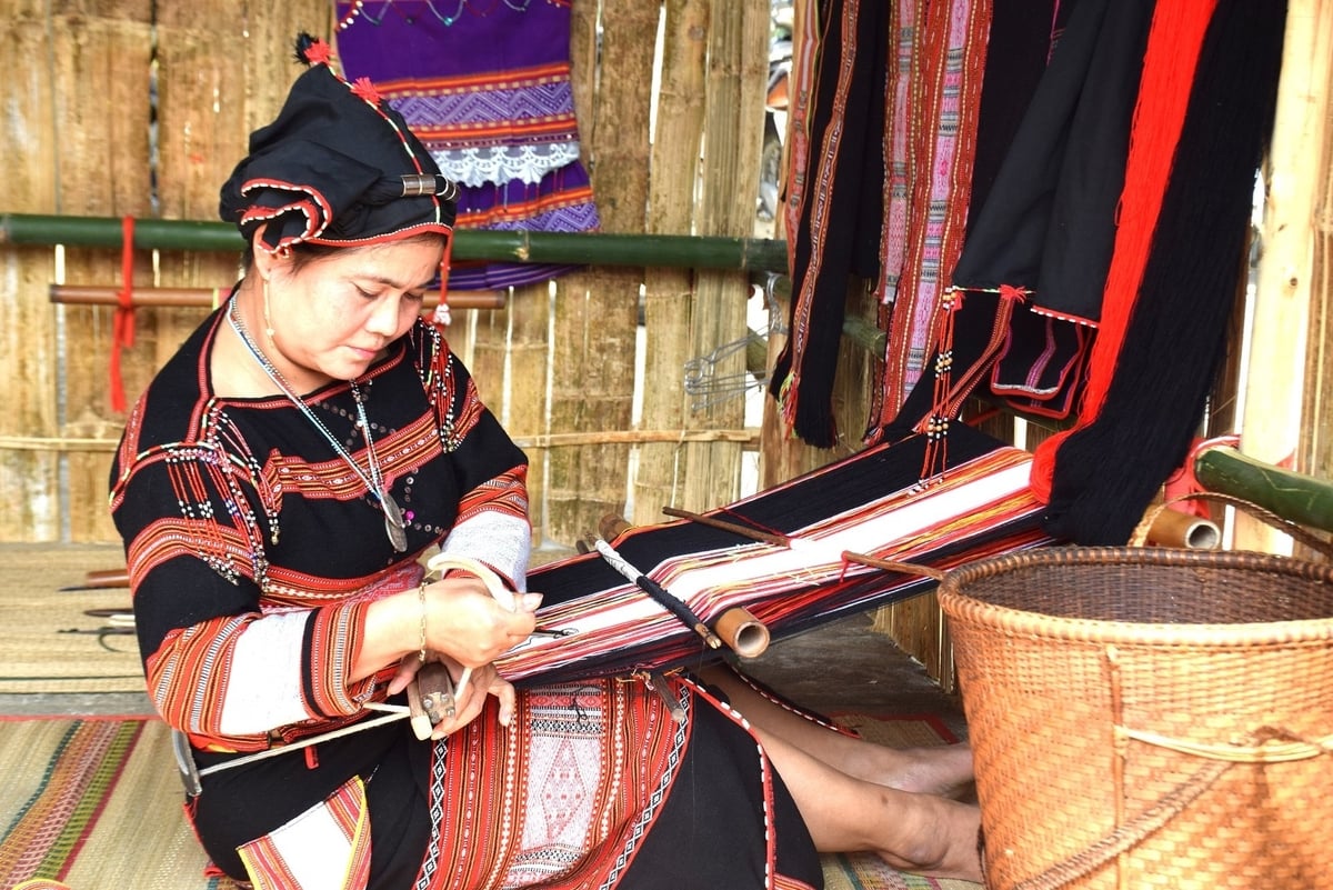 Thổ cẩm Hà Ri được dệt hoàn toàn thủ công. (Ảnh từ Internet)