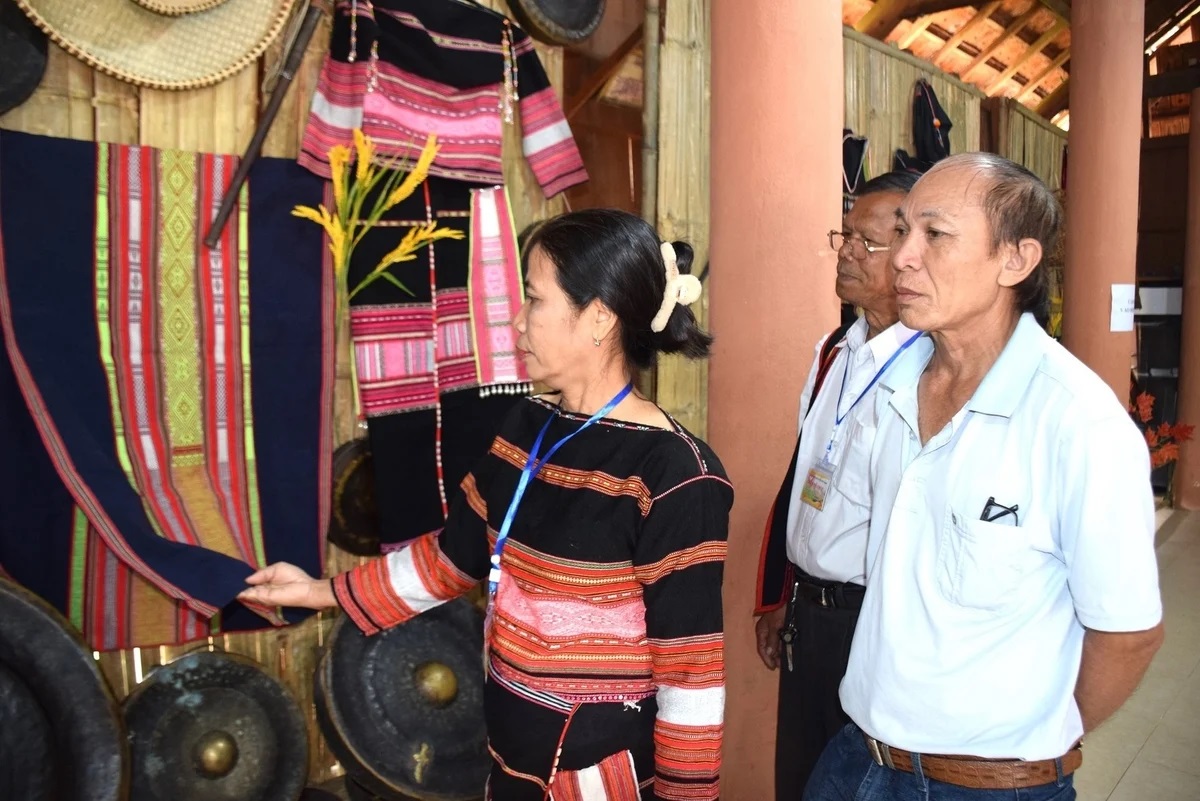 Thổ cẩm Hà Ri được giới thiệu cho khách tham quan. (Ảnh từ Internet)