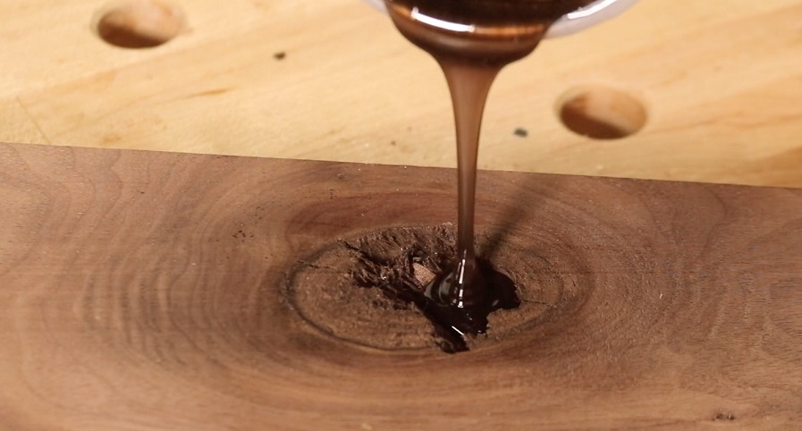 Trám epoxy là một trong những cách thường được sử dụng để xử lí mắt gỗ. (Ảnh từ Internet)