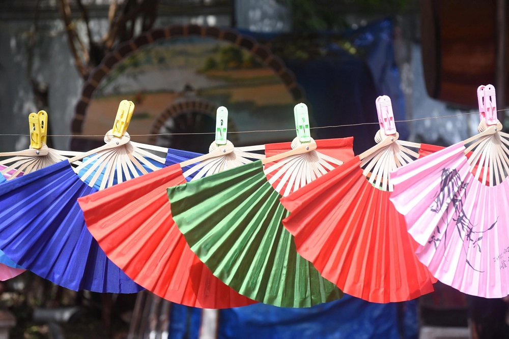 Làng quạt Chàng Sơn là một làng nghề làm quạt giấy nổi tiếng của Việt Nam.